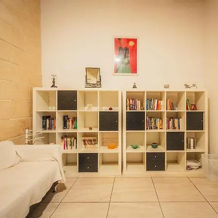 Charming 2-bedroom In The Heart Of La